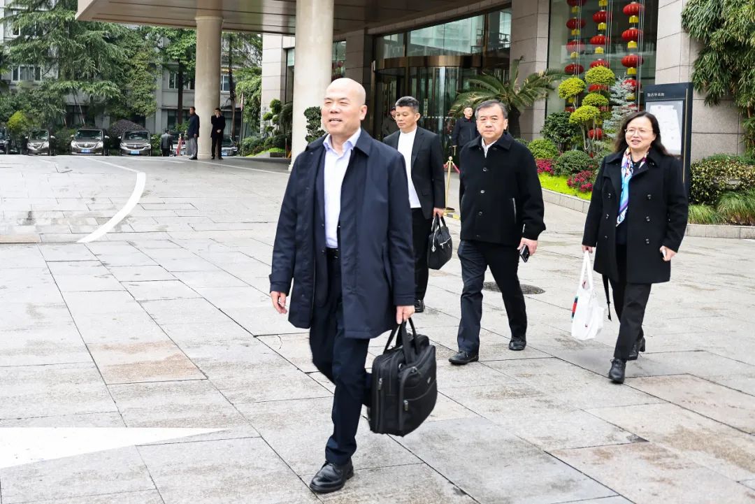 肩负使命，，，共商国是！华友钴业董事长陈雪华启程加入天下两会-企业新闻-浙江华友钴业股份有限公司