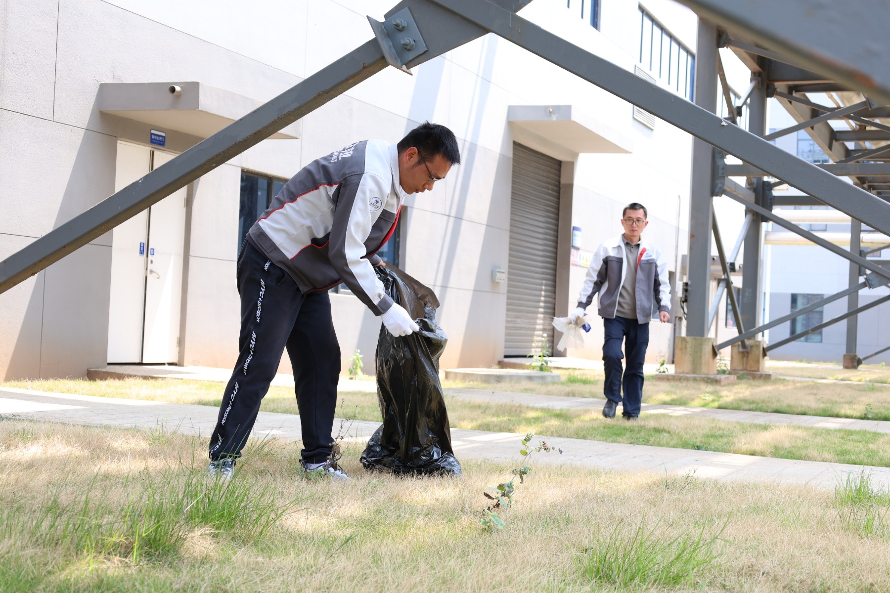 新能源广西基地开展“学雷锋 护情形 清洁厂区 漂亮华友”专项活动-活动组织-浙江华友钴业股份有限公司