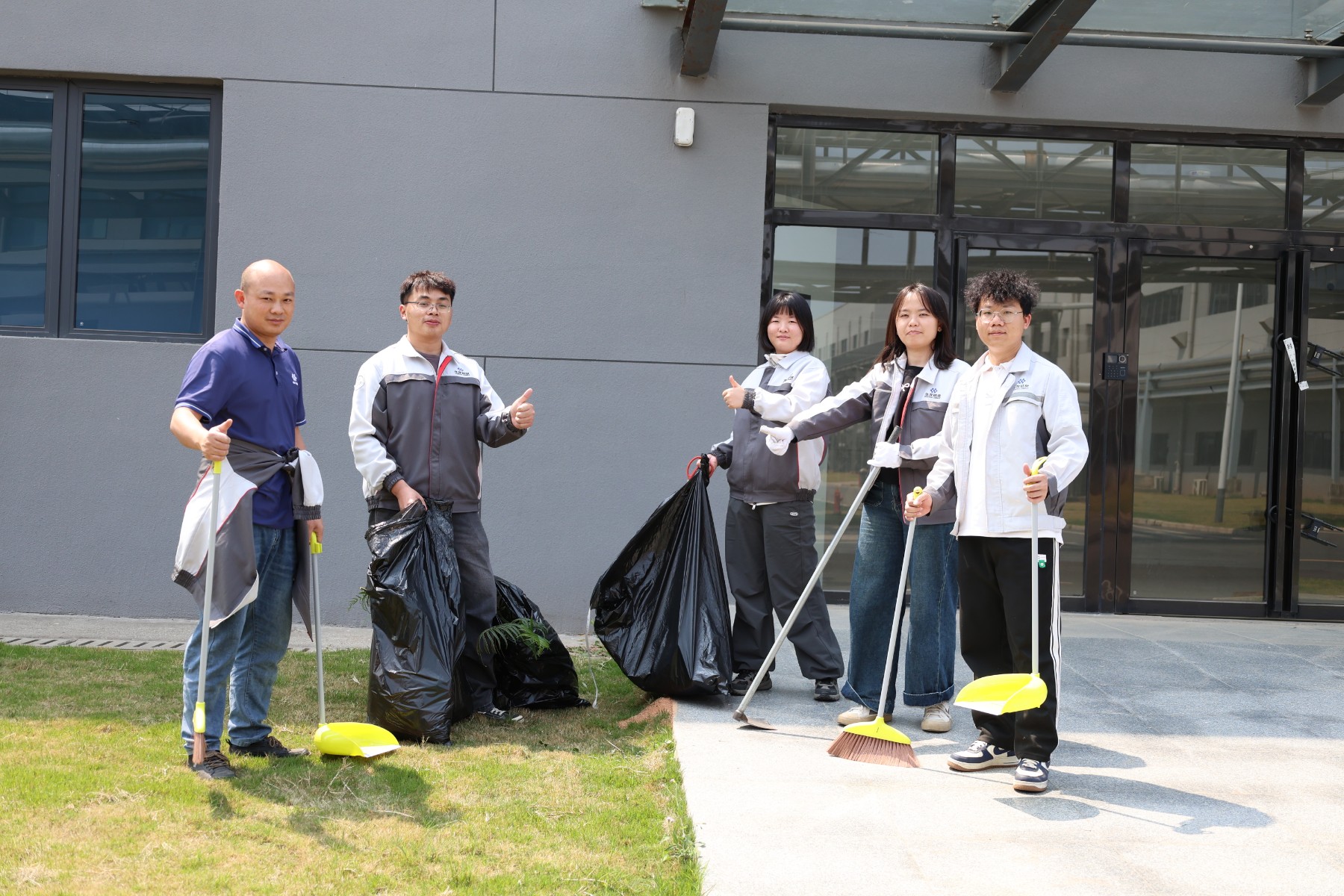 新能源广西基地开展“学雷锋 护情形 清洁厂区 漂亮华友”专项活动-活动组织-浙江华友钴业股份有限公司