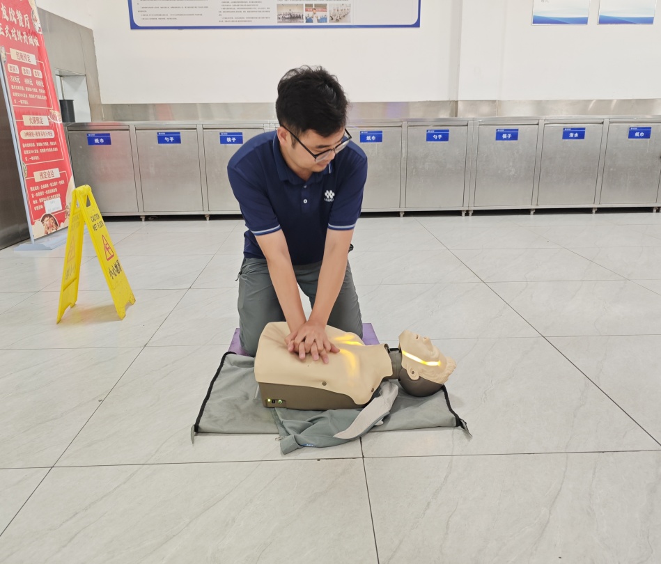 筑牢生命防地丨华友广西园区顺遂举行心肺苏醒（CPR）与自动体外除颤器（AED）持证培训-活动组织-浙江华友钴业股份有限公司