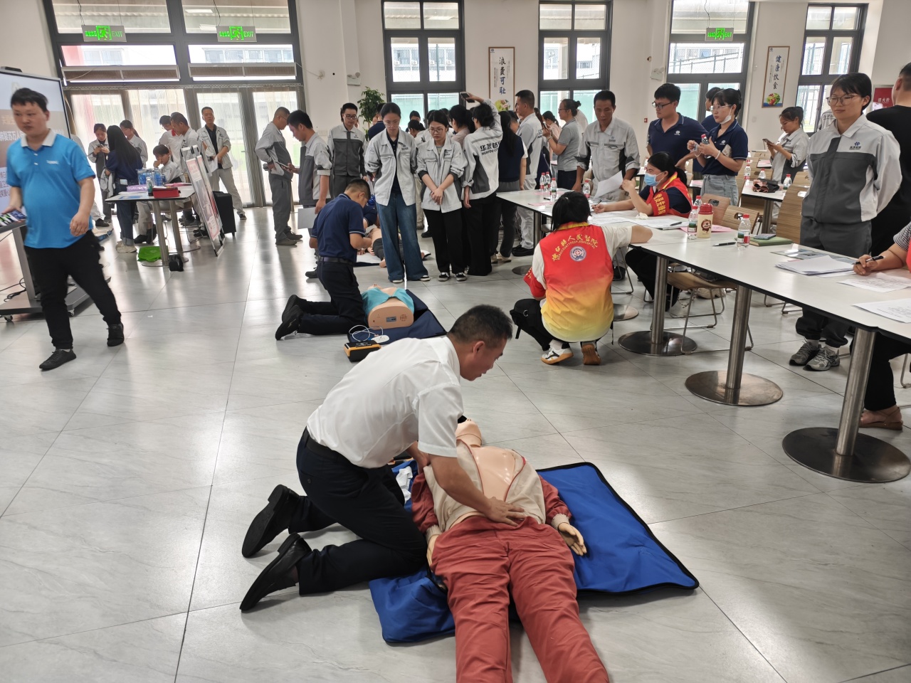筑牢生命防地丨华友广西园区顺遂举行心肺苏醒（CPR）与自动体外除颤器（AED）持证培训-活动组织-浙江华友钴业股份有限公司